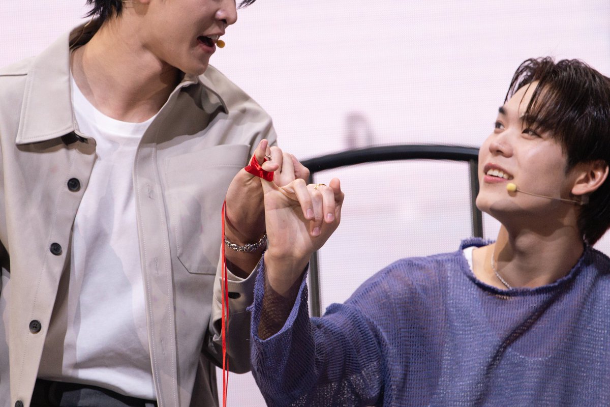 hypeboys86's tweet photo. “แกลองประคองมือเค้า”
“ถ้ามีสัมผัสไม่ต่างจากครั้งที่ฉันเคยได้จับไว้”
“แสดงว่าเขานั้นเฝ้ารอ” https://t.co/CVbZYuOonY