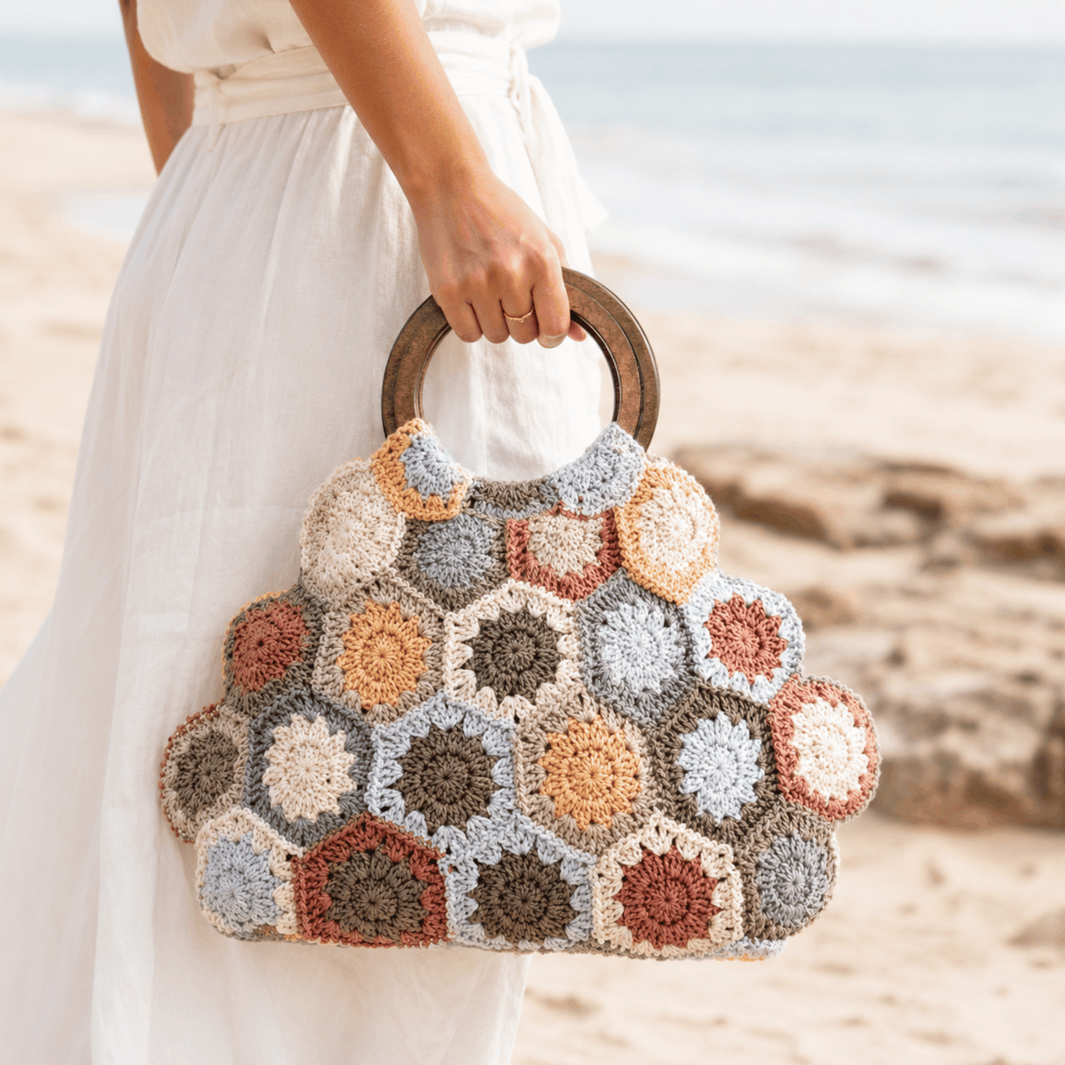 Crochet_DIY_24's tweet photo. The Boho Hexie Summer Bag Crochet Pattern PDF is now available in my Etsy shop. This digital pattern helps you create a charming granny hexie motif handbag with soft pastel colors, textured sunburst-style motifs, and a relaxed boho look.

https://t.co/RPR1NlyOW5 https://t.co/OXUUR4FRCp