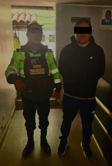 Regpol_Puno's tweet photo. #Puno📸 | Efectivos de la Comisaría PNP Santa Bárbara realizaron un operativo policial con resultado positivo, logrando la detención de una persona de 35 años de edad por presentar una requisitoria vigente por el presunto delito de lesiones culposas por accidente de tránsito. https://t.co/B1P6Iqhw6u