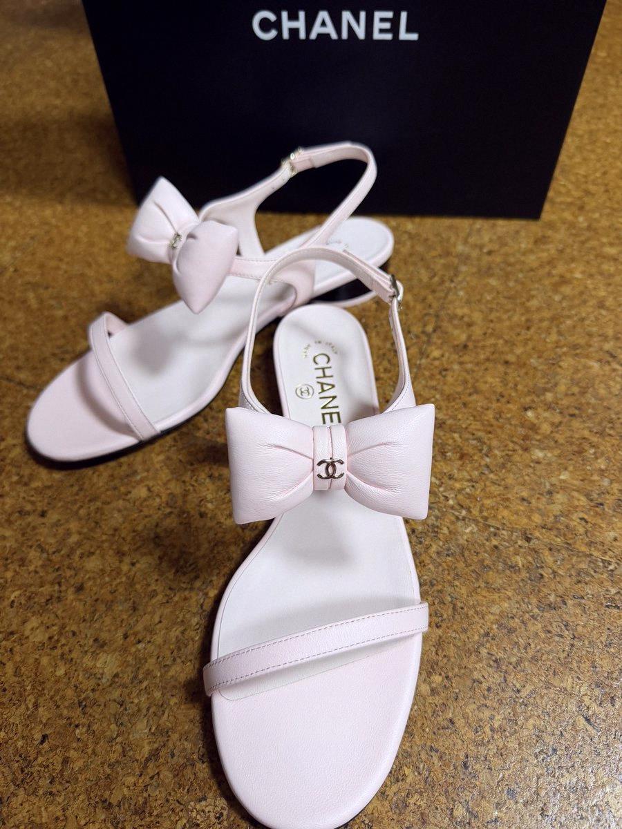 chaaankasu's tweet photo. シャネルのセールでゲットしたのはこのサンダル👡🩷🤍
チェーンバッグ風とリボンがめっちゃ可愛い🎀
日本人女性より足大きいから、サイズあってラッキー🤣
40%オフで買えたよ☺️
12〜13万でエルメスよりお得だった（笑） https://t.co/ydGFZq8BMC