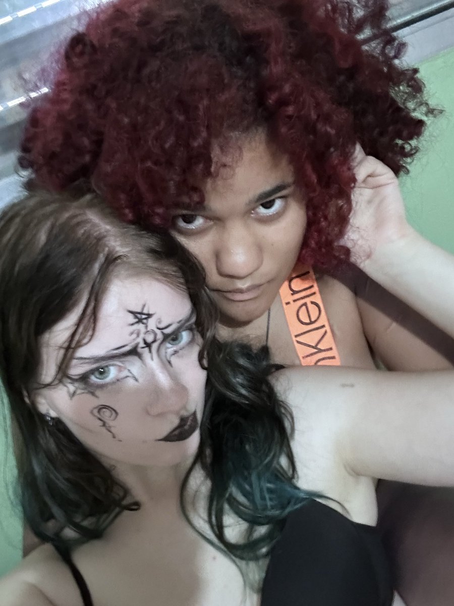 GothGoddess007's tweet photo. @poppa34 Are we pretty enough to deserve it? 🥺 https://t.co/yhxO8YYkI5