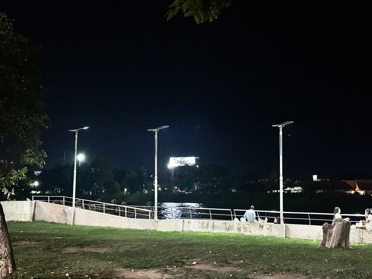 Srpssl's tweet photo. เช็คอินบึงแก่นนคร��ับ เสร็จงานแล้ว มาช่วยแม่ขายของต่อคร๊าาา หาตังกดบัตรเชียงใหม่พรุ่งนี้คร๊าาาาา 

LINGORM THAILAND FANTOUR
#LingOrmKhonKaenFanMeet https://t.co/N6CyKvOpy7