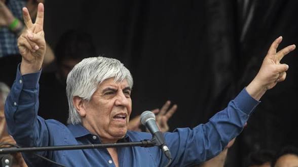 cositopolitico's tweet photo. Hugo Moyano y su silencio cómplice con el gobierno. 
Giro 900 millones a su mujer y sigue libre.
No existe la justicia https://t.co/fOp8ifgsCc