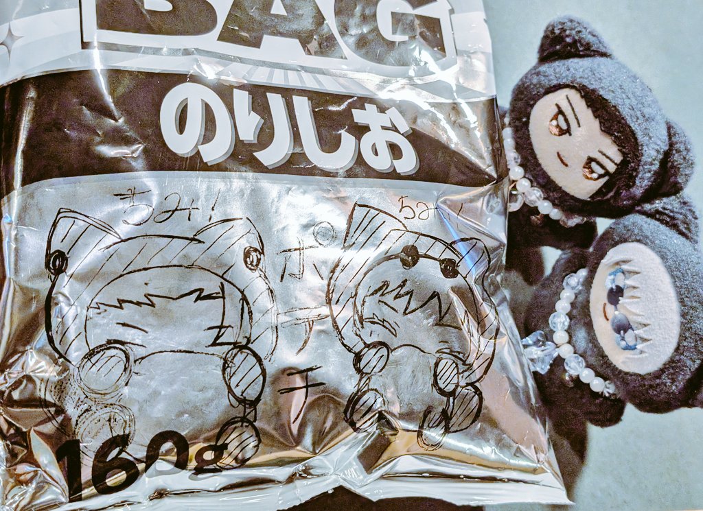aosora_725's tweet photo. 例の白黒🥔パッケージでちみちゃん描いてみた✨
よりによって油性ペン持ってなくて水性ペンしか持ってなかったから頑張って描いたよ🥲︎ https://t.co/p3RQTe4vDj