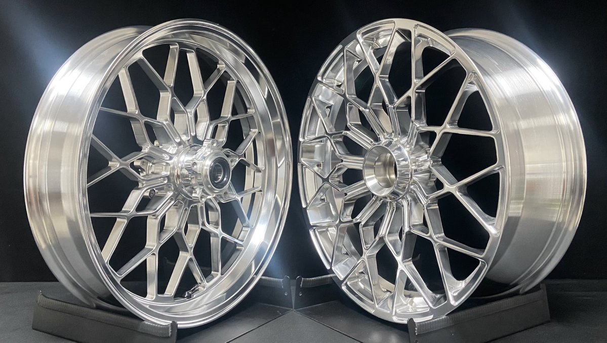 mosn_com's tweet photo. 【ホイール変えたい方必見‼️】
前後セット30万円台の鍛造ホール。

さらにカラーもデザインも指定可能🙌

WILDOUT RACINGなら、ワンオフ感のあるホイールを現実的な価格で実現できます。

JWL・DOT認証付き、国内車検対応仕様。
主流車種にも幅広く対応。
詳細はこちら👇
https://t.co/ge2tpEvueB https://t.co/iYDeoV518V