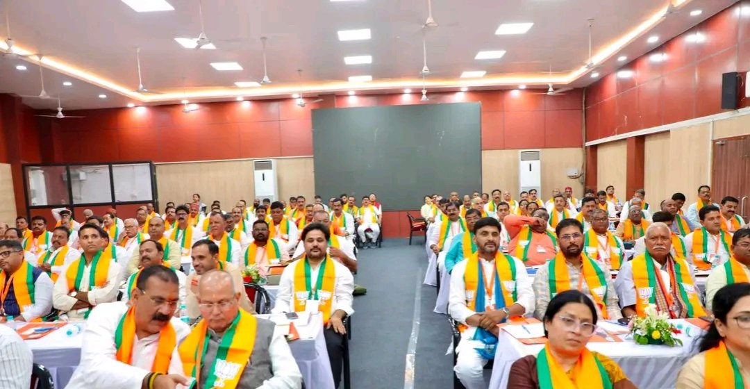 NeerajSinghSays's tweet photo. भारतीय जनता पार्टी प्रदेश मुख्यालय, लखनऊ में माननीय राज्यसभा सांसद एवं भाजपा के र���ष्ट्रीय अध्यक्ष श्री नितिन नवीन जी की गरिमामयी उपस्थिति में आयोजित प्रदेश पदाधिकारी एवं जिलाध्यक्ष बैठक में सम्मिलित होने का अवसर प्राप्त हुआ���

इस अवसर पर भाजपा के राष्ट्रीय महामंत्री (संगठन) आदरणीय श्री बी. एल. संतोष जी, माननीय केंद्रीय राज्य मंत्री एवं उत्तर प्रदेश भाजपा के प्रदेश अध्यक्ष श्री पंकज चौधरी जी, माननीय मुख्यमंत्री श्री योगी आदित्यनाथ जी, उत्तर प्रदेश भाजपा के माननीय प्रदेश महामंत्री (संगठन) श्री धर्मपाल सिंह जी, माननीय उपमुख्यमंत्री श्री केशव प्रसाद मौर्य जी, माननीय उपमुख्यमंत्री श्री बृजेश पाठक जी तथा पार्टी के सम्मानित पदाधिकारीगण एवं जिलाध्यक्षगण की गरिमामयी उपस्थिति रही।

बैठक में संगठन के आगामी कार्यक्रमों, कार्ययोजना तथा जनसेवा के संकल्प को और अधिक प्रभावी ढंग से आगे बढ़ाने के संबंध में मार्गदर्शन प्राप्त हुआ।

#NitinNabinInUP #BJP #BJPUP