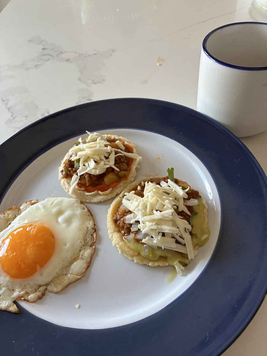 VMTrevino's tweet photo. Desayuno sabatino sencillamente delicioso.
#PicaPica ����
Picadas con picadillo y 🍳
#CocinaDeMéxico 🇲🇽
#YSISÍ @miseleccionmx ⚽️ https://t.co/wnAtOn5dIy