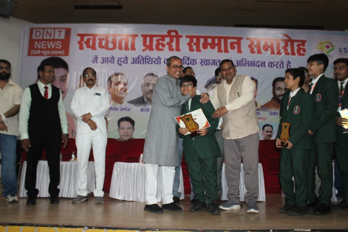 Shailespandebsp's tweet photo. DNT मीडिया ग्रुप द्वारा बिलासपुर में स्वच्छता के प्रहरी सम्मान समारोह आयोजित किया गया,जिसमे शहर को स्वच्छ रखने वाले सभी महत्वपूर्ण सदस्यों का सम्मान किया गया और साथ ही स्कूल के बच्चों एवं समाज सेवी जनों का भी सम्मान किया गया। https://t.co/6FldoOWYIL