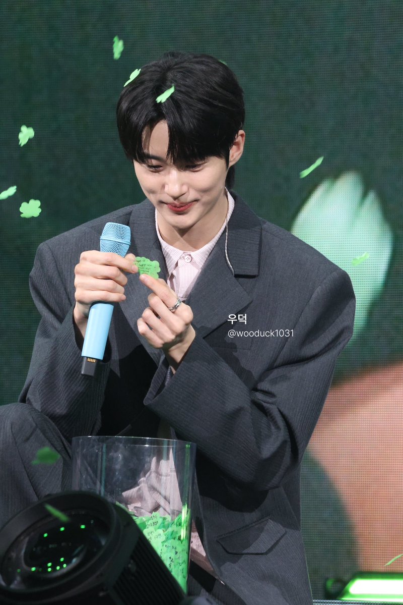 wooduck1031's tweet photo. 이거 뭐 이 좋은거 나만보기아깝고
2500장 언제 정리 다 하나…..?

언제 다 풀지….?

통통이들 네잎클로버 편지보고
뿌엥 5초 전

우석이의 이 순간이 너무 이뻐서,
영원히 간직해야겠다 💙 https://t.co/BVRsaQczPk