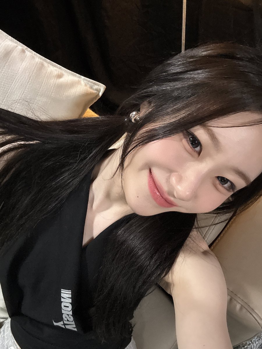 LCRuniverse's tweet photo. Chaeryeong FANS update 

"I took a selfie with the pigtails, please praise me right away." https://t.co/niNq5pLfqC