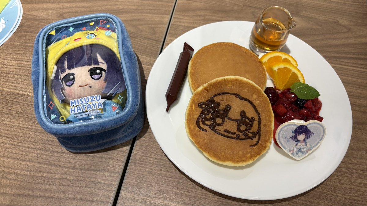 aromidori's tweet photo. スイパラ学マスコラボで名古屋栄に。等身大パネルは、店舗ごとに違うみたいなので置いておきます。名古屋は1年2組でした。パンケーキにチョコペンで美鈴。 https://t.co/neXduXRc9m
