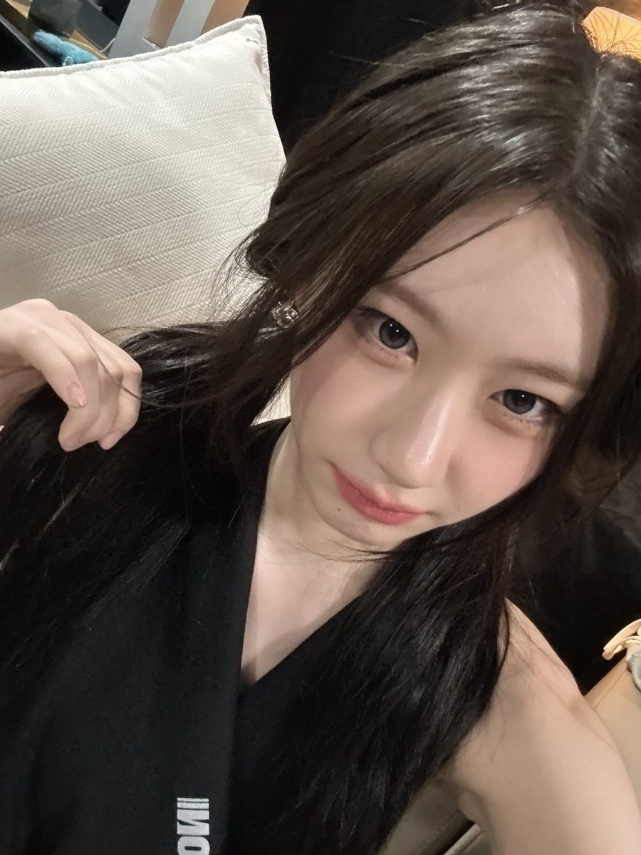 LCRuniverse's tweet photo. Chaeryeong FANS update 

"I took a selfie with the pigtails, please praise me right away." https://t.co/niNq5pLfqC
