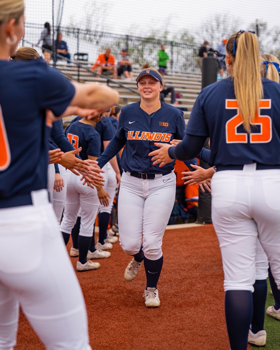 IlliniSB's tweet photo. Join us in wishing a very happy birthday to Ellie!🥳🎉 https://t.co/MbCkTNkbEA