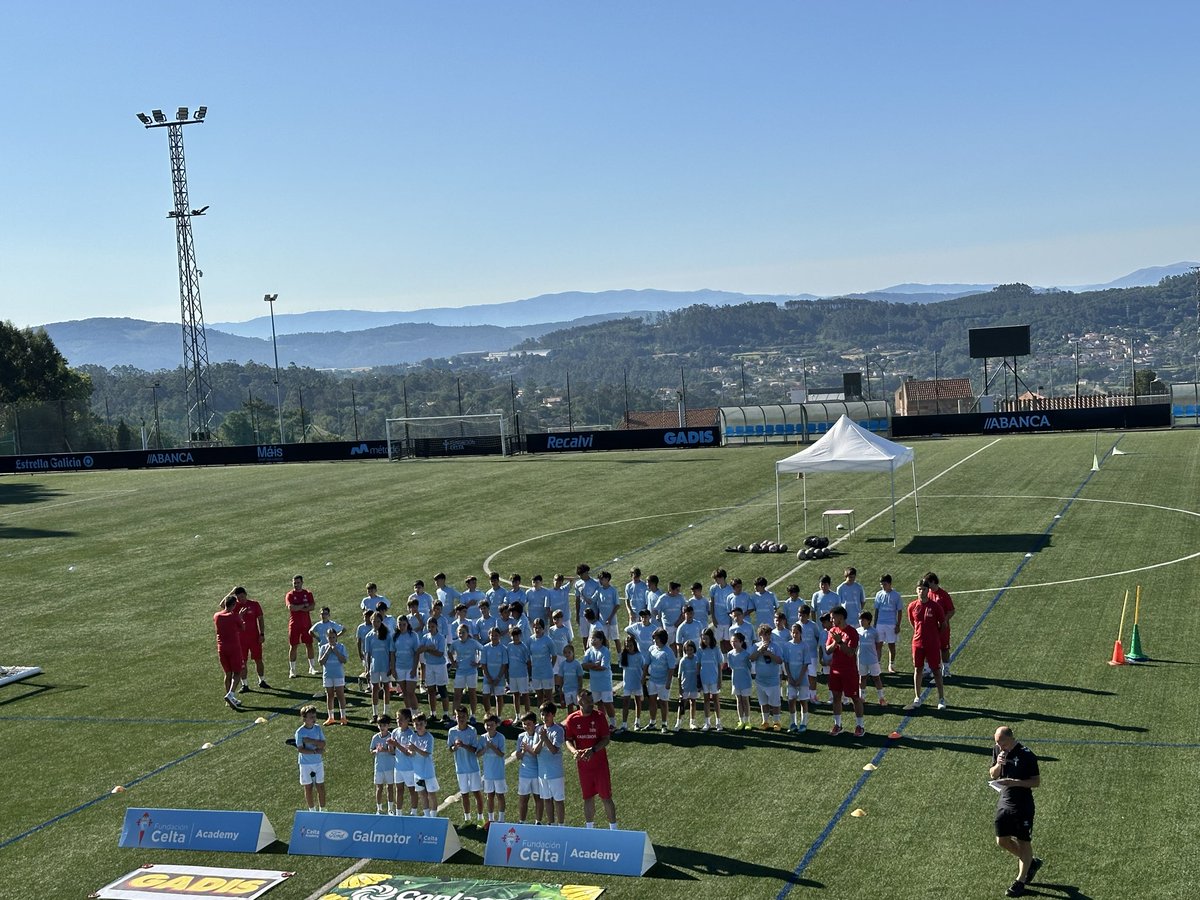 luisteira's tweet photo. @RCCelta Es impresionante lo bien que organizáis los Campus de la cantera. Entramos deportivistas y salimos con un cariño infinito al Celta. ¡Gracias! ¡Sempre Celta! https://t.co/WumKWIFkN3
