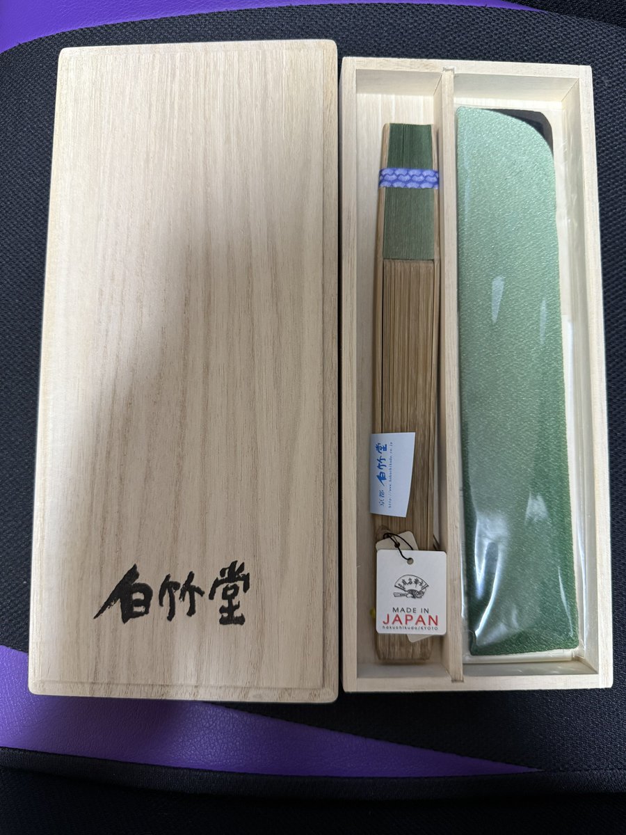 ironman_subaru's tweet photo. 今日大丸で購入した京都白竹堂の扇子🪭
京扇子のしなやかさと美しさは素晴らしいと思います…本当はこの前、京都に行けてたら本店まで買いに行くつもりだったのに… https://t.co/DOKK5dMLV5