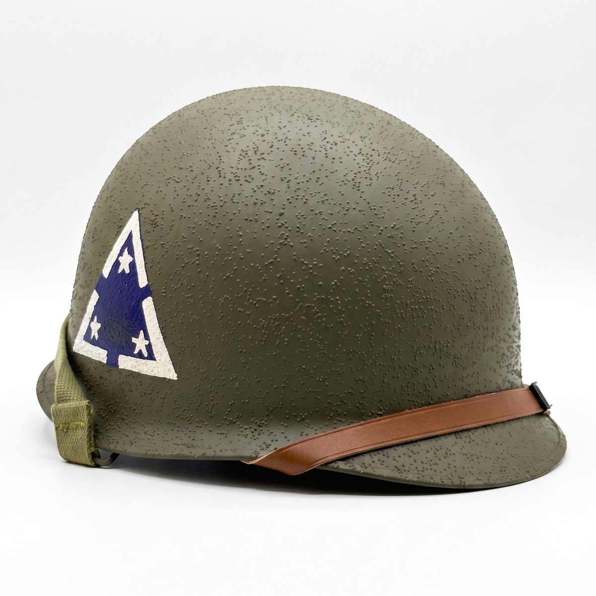 bedford_boys_kr's tweet photo. 대한민국 육군 제18연대 '백골부대' 철모 (1951년 이후형)  

1951년에 상급부대인 제3사단 문양이 제정되자 철모 우측엔 사단 문양, 좌측엔 연대 문양을 그렸습니다. 철모에 연대급 상징을 그려넣는 것은 육군 표지규정(1954)이 정비됨에 따라 사라진 듯합니다. https://t.co/jw0VqoT0Zj