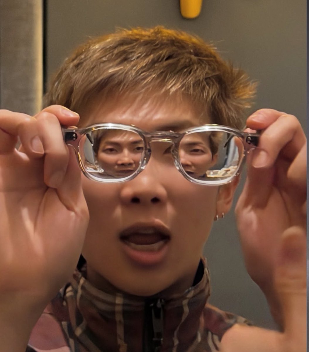 tetebbi's tweet photo. joon im gonna hold your hand and ask you whats your current eye power https://t.co/42Hf4lmh88