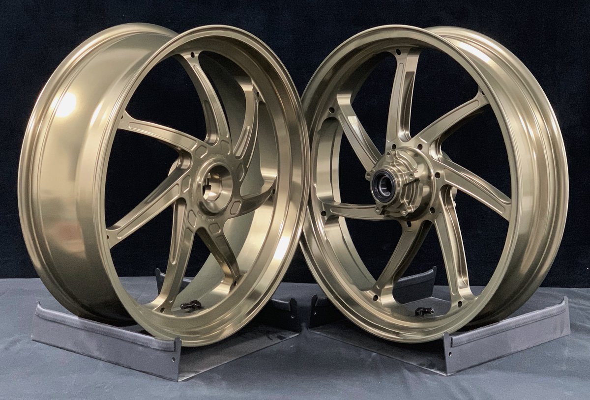 mosn_com's tweet photo. 【ホイール変えたい方必見‼️】
前後セット30万円台の鍛造ホール。

さらにカラーもデザインも指定可能🙌

WILDOUT RACINGなら、ワンオフ感のあるホイールを現実的な価格で実現できます。

JWL・DOT認証付き、国内車検対応仕様。
主流車種にも幅広く対応。
詳細はこちら👇
https://t.co/ge2tpEvueB https://t.co/iYDeoV518V