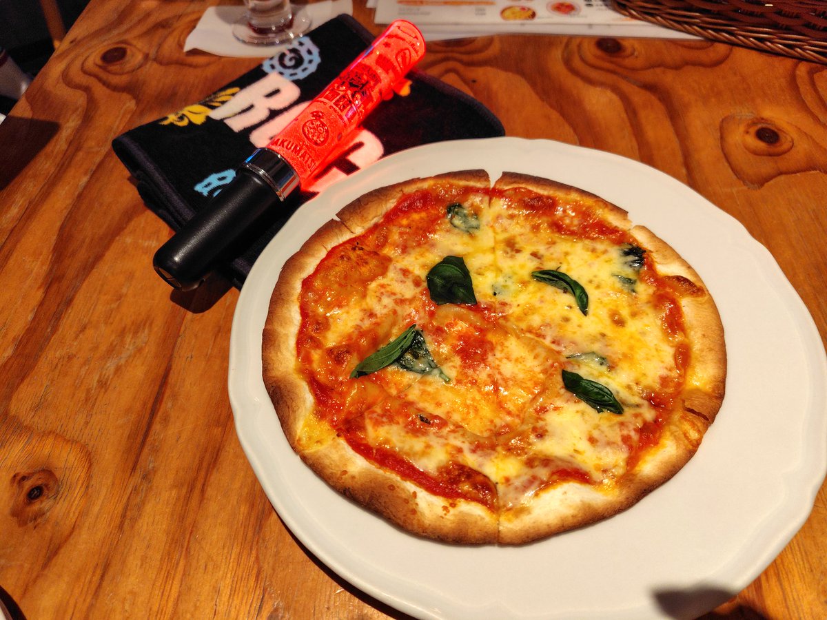 53_rin's tweet photo. 幕末Ｒｏｃｋの上映会終わりになに食べる〜？ってこれ一択でしたね😋
ってなわけでピッツァマルゲリータ🍕 https://t.co/O7yBJjuIyA