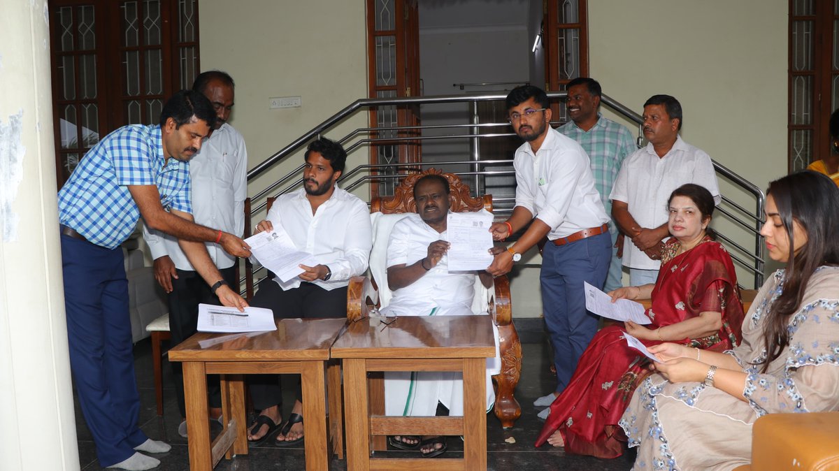 hd_kumaraswamy's tweet photo. 📍ಬಿಡದಿ 

ಕೇತಗಾನಹಳ್ಳಿಯ ನನ್ನ ತೋಟದ ಮನೆಯಲ್ಲಿ ಮತದಾರರ ಪಟ್ಟಿ ತೀವ್ರ ಪರಿಷ್ಕರಣೆಯಲ್ಲಿ (SIR) ಪ್ರಕ್ರಿಯೆಯಲ್ಲಿ ಕುಟುಂಬದೊಂದಿಗೆ ಪಾಲ್ಗೊಂಡು ಬಿಎಲ್‌ಓಗಳಿಗೆ ಅಗತ್ಯ ದಾಖಲೆಗಳನ್ನು ಒದಗಿಸಿ ಮಾಹಿತಿ ನೀಡಲಾಯಿತು. 

ಈ ಪರಿಷ್ಕರಣೆ ಪಾರದರ್ಶಕವಾಗಿರಬೇಕು ಹಾಗೂ ನೈಜ ಮತದಾರರೆಲ್ಲರೂ ಮತದಾರರ ಪಟ್ಟಿಯಲ್ಲಿ ಉಳಿಯಲೇಬೇಕು ಎಂಬ ಆಶಯದೊಂದಿಗೆ ಈ ಪ್ರಕ್ರಿಯೆಯಲ್ಲಿ ಭಾಗವಹಿಸಿದೆ. ನಾಡಿನ ಪ್ರತಿಯೊಬ್ಬರು SIR ಪ್ರಕ್ರಿಯೆಯಲ್ಲಿ ನಿಯಮಾನುಸಾರವಾಗಿ ತಪ್ಪದೇ ಪಾಲ್ಗೊಳ್ಳಬೇಕು. ಆ ಮೂಲಕ ಕೇಂದ್ರ ಚುನಾವಣಾ ಆಯೋಗ ಕೈಗೊಂಡಿರುವ ಸಮೀಕ್ಷೆಯನ್ನು ಯಶಸ್ವಿಗೊಳಿಸಬೇಕು ಎಂದು ಕೋರುತ್ತೇನೆ.

#SIRKarnataka #ElectionCommission
#SIR