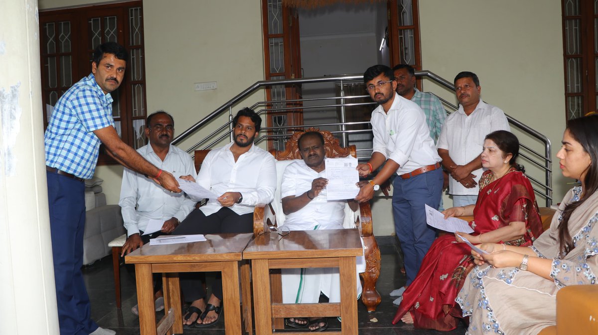hd_kumaraswamy's tweet photo. 📍ಬಿಡದಿ 

ಕೇತಗಾನಹಳ್ಳಿಯ ನನ್ನ ತೋಟದ ಮನೆಯಲ್ಲಿ ಮತದಾರರ ಪಟ್ಟಿ ತೀವ್ರ ಪರಿಷ್ಕರಣೆಯಲ್ಲಿ (SIR) ಪ್ರಕ್ರಿಯೆಯಲ್ಲಿ ಕುಟುಂಬದೊಂದಿಗೆ ಪಾಲ್ಗೊಂಡು ಬಿಎಲ್‌ಓಗಳಿಗೆ ಅಗತ್ಯ ದಾಖಲೆಗಳನ್ನು ಒದಗಿಸಿ ಮಾಹಿತಿ ನೀಡಲಾಯಿತು. 

ಈ ಪರಿಷ್ಕರಣೆ ಪಾರದರ್ಶಕವಾಗಿರಬೇಕು ಹಾಗೂ ನೈಜ ಮತದಾರರೆಲ್ಲರೂ ಮತದಾರರ ಪಟ್ಟಿಯಲ್ಲಿ ಉಳಿಯಲೇಬೇಕು ಎಂಬ ಆಶಯದೊಂದಿಗೆ ಈ ಪ್ರಕ್ರಿಯೆಯಲ್ಲಿ ಭಾಗವಹಿಸಿದೆ. ನಾಡಿನ ಪ್ರತಿಯೊಬ್ಬರು SIR ಪ್ರಕ್ರಿಯೆಯಲ್ಲಿ ನಿಯಮಾನುಸಾರವಾಗಿ ತಪ್ಪದೇ ಪಾಲ್ಗೊಳ್ಳಬೇಕು. ಆ ಮೂಲಕ ಕೇಂದ್ರ ಚುನಾವಣಾ ಆಯೋಗ ಕೈಗೊಂಡಿರುವ ಸಮೀಕ್ಷೆಯನ್ನು ಯಶಸ್ವಿಗೊಳಿಸಬೇಕು ಎಂದು ಕೋರುತ್ತೇನೆ.

#SIRKarnataka #ElectionCommission
#SIR