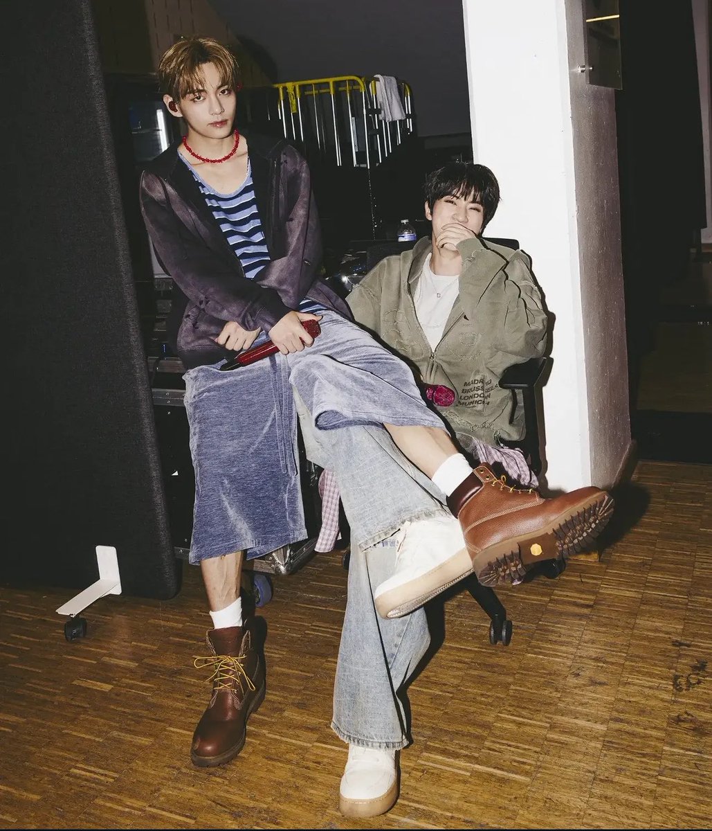 BTSVChartData's tweet photo. Taehyung with his hyungs https://t.co/sBL8PIHnxu