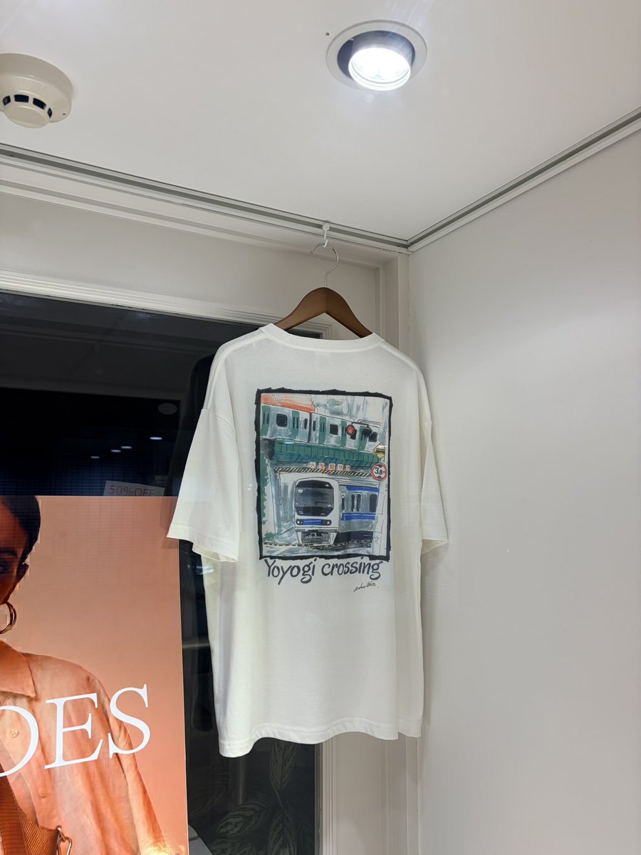 komajix's tweet photo. 神宮の試合が辛すぎて、となりの国立の花火だけが心の支えでした。

国立と終わり時間がかぶり、混みすぎで大江戸線に乗れず歩いて帰ったら、途中で激かわTシャツを発見！ https://t.co/Xw7X7VXZE7