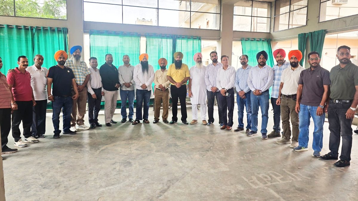 Mandeep20220473's tweet photo. #OPS #NoNPS_NoUPS_OnlyOPS #VoteForOPS #OPSisOurRight #OPS @Gurpreet0531 @INCPunjab @BJP4Punjab @officeofssbadal @Sukhjitsinghpb @SukhpalKhaira @Rattan1990 @Hardeep_Matharu @hskingra @1984_itsme24889 @SuryawaSingh *ਪੁਰਾਣੀ ਪੈਨਸ਼ਨ ਬਹਾਲੀ ਲਈ ਪੰਜਾਬ ਦੇ ਮੁਲਾਜ਼ਮਾਂ ਨੇ ਸਰਕਾਰ ਨਾਲ ਰੱਖੀ ਮੋਗਾ ਵਿਖੇ ਮੁਲਾਜ਼ਮ ਮਿਲਣੀ ਕਨਵੈਂਸ਼ਨ*
ਪੁਰਾਣੀ ਪੈਨਸ਼ਨ ਸਕੀਮ ਬਹਾਲੀ ਲਈ ਪੰਜਾਬ ਦੀ ਤਿੰਨ ਜਥੇਬੰਦੀਆਂ ਪੁਰਾਣੀ ਪੈਨਸ਼ਨ ਬਹਾਲੀ ਸਾਂਝਾ ਮੰਚ ਪੰਜਾਬ ਵੱਲੋਂ ਅੱਜ ਸ਼ਹੀਦ ਕਾਮਰੇਡ ਨਛੱਤਰ ਸਿੰਘ ਧਾਲੀਵਾਲ ਯਾਦਗਾਰੀ ਹਾਲ ਮੋਗਾ ਵਿਖੇ ਇੱਕ ਕਨਵੈਂਸ਼ਨ ਕਾਰਵਾਈ ਗਈ ਜਿਸ ਵਿੱਚ ਮੁੱਖ ਮੰਤਰੀ ਪੰਜਾਬ ਅਤੇ ਵਿੱਤ ਮੰਤਰੀ ਪੰਜਾਬ ਨੂੰ ਮੁਲਾਜ਼ਮ ਮਿਲਣੀ ਲਈ ਸੱਦਾ ਪੱਤਰ ਦਿੱਤਾ ਗਿਆ। ਪੰਜਾਬ ਸਰਕਾਰ ਵੱਲੋਂ ਕੋਈ ਵੀ ਇਸ ਵਿੱਚ ਸ਼ਾਮਿਲ ਹੋਇਆ। ਇਸ ਮੌਕੇ ਪੰਜਾਬ ਦੇ ਵੱਡੇ ਆਗੂ ਸੁਖਜੀਤ ਸਿੰਘ, ਜਸਵੀਰ ਤਲਵਾੜਾ, ਗੁਰਜੰਟ ਸਿੰਘ ਕੋਕਰੀ ਨੇ ਕਿਹਾ ਕਿ *23 ਅਗਸਤ 2026 ਨੂੰ ਮੁੱਖ ਮੰਤਰੀ ਪੰਜਾਬ ਦੇ ਪਿੰਡ ਸਤੋਜ ਸੰਗਰੂਰ ਵਿਖੇ ਇੱਕ ਵੱਡਾ ਇਕੱਠ ਕਰਕੇ ਸਤੋਜ ਪਿੰਡ ਦੀਆਂ ਗਲੀਆਂ ਵਿੱਚ ਸਰਕਾਰ ਦੀ ਝੂਠੇ ਵਾਅਦਿਆਂ ਅਤੇ ਝੂਠੇ ਪ੍ਰਚਾਰਾਂ ਦੀ ਪੋਲ ਖੋਲੀ ਜਾਵੇਗੀ*। #NMOPS #CPFEU_PUNJAB #PPBSC @Sukhjitsinghpb @SinghTalwa86493 @vijaykbandhu @VSDhariwal #JusticeForTeachers @bbcnewspunjabi @INCPunjab @Akali_Dal @Ranbir_Crpf @Tractor2twitr_P
पंजाब में सीपीएफ कर्मचारी यूनियन पंजाब पुरानी पेंशन बहाली संघर्ष समिति पंजाब पंजाब सरकार के खिलाफ बजाया संघर्ष का बिगुल आने वाले विधानसभा चुनाव में कर्मचारी करेंगे पंजाब सरकार के झूठे वादों की पोल खोल रेलिया
