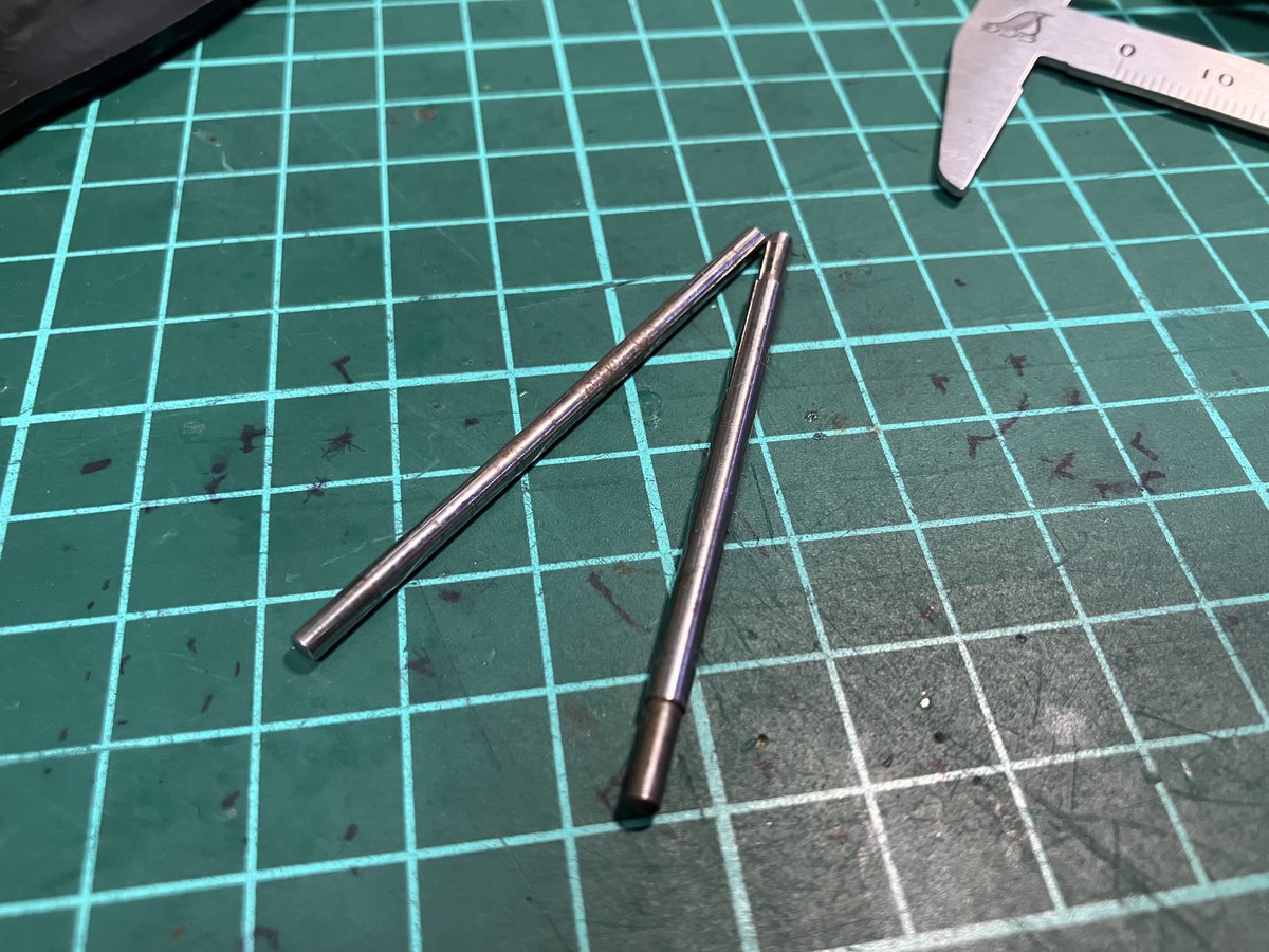 radikenRC's tweet photo. ドリパケf側アルミサスマウントマジで見かけない問題やら、2.5mmのサスピン問題やら🤣
どちらもre-rハイブリッドの使えるんだっけ🤔 https://t.co/dmrM7kDsDB