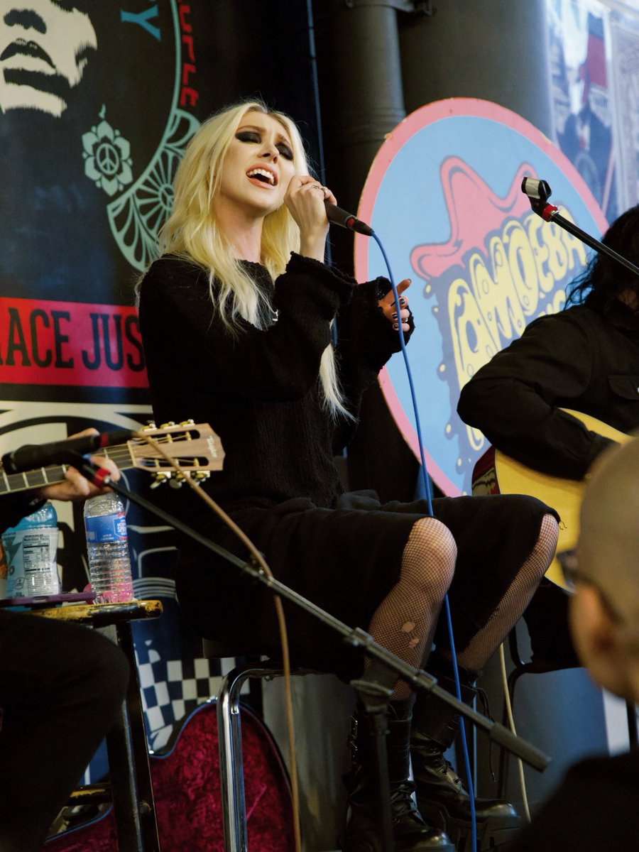 TPROfficial's tweet photo. Thank you to all the wonderful staff and fans who came down to @amoebamusic Hollywood it was a blast. And I finally got to hang with the amazing J.J. Blair ❤️ who was so kind to gift me a rigged up @JBONAMASSA guitar 
📸 Steph Gomez https://t.co/zBuv6Uwu2B