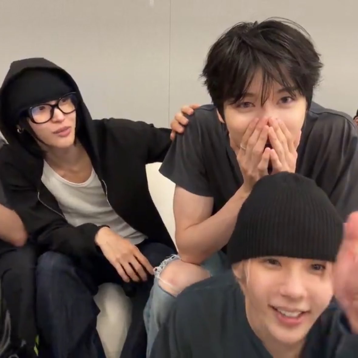 aequeening's tweet photo. there's so much syongnen eye contact and skinship in this live and theyre not shying away?? cant stress how many times im saying this we're so fucking back https://t.co/JippCq4P0i