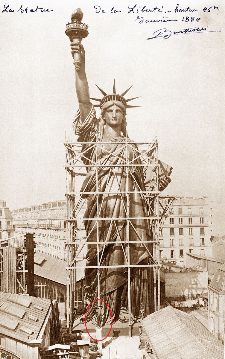HistoireParis17's tweet photo. Le 4 juillet 1884, la France offre officiellement "La Liberté éclairant le monde" aux Etats-Unis d'Amérique, à l'occasion d'une très belle cérémonie rue de Chazelles à #Paris17 où la statue avait été réalisée et assemblée dans les Ateliers Gaget et Gauthier.
Détail amusant et rarement cité, si la "Statue de la Liberté" fut réalisée par le sculpteur Auguste Bartholdi et l'ingénieur Gustave Eiffel, ce dernier avait pris la suite du grand architecte Viollet-le-Duc après son décès en 1879 et on distingue sur le site une reproduction de la fameuse statue de Saint-Thomas sous les traits de Viollet-le-Duc qui a désormais retrouvé sa place au pied de la flèche de @notredameparis après un séjour "forcé" à la @Citedelarchi pendant les travaux de restauration de la cathédrale...