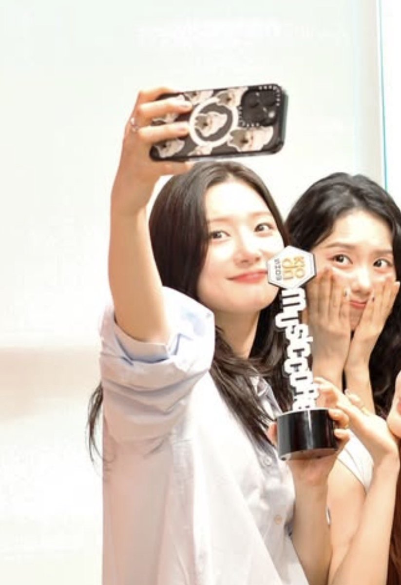 loesrecih's tweet photo. 아 진짜 앙나 예쁘다………… 셀카 풀어주세요 ㅈㅂ https://t.co/mfizA3SDac