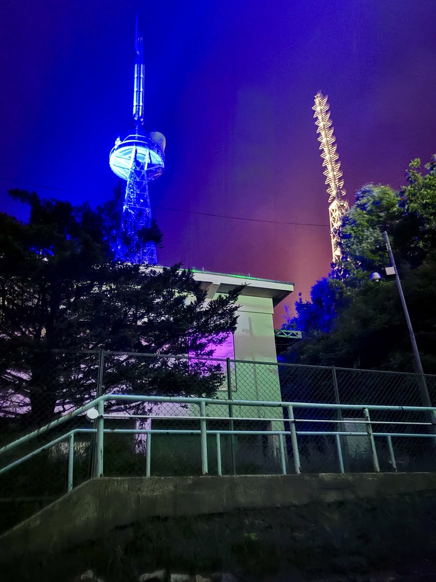 IRENKA1031's tweet photo. 室蘭市、夜の測量山に行ってきました✨
そして測量山から見た白鳥大橋。
夜の室蘭もなかなかいいものです⛰️
#室蘭 https://t.co/icPl4i8Vjy