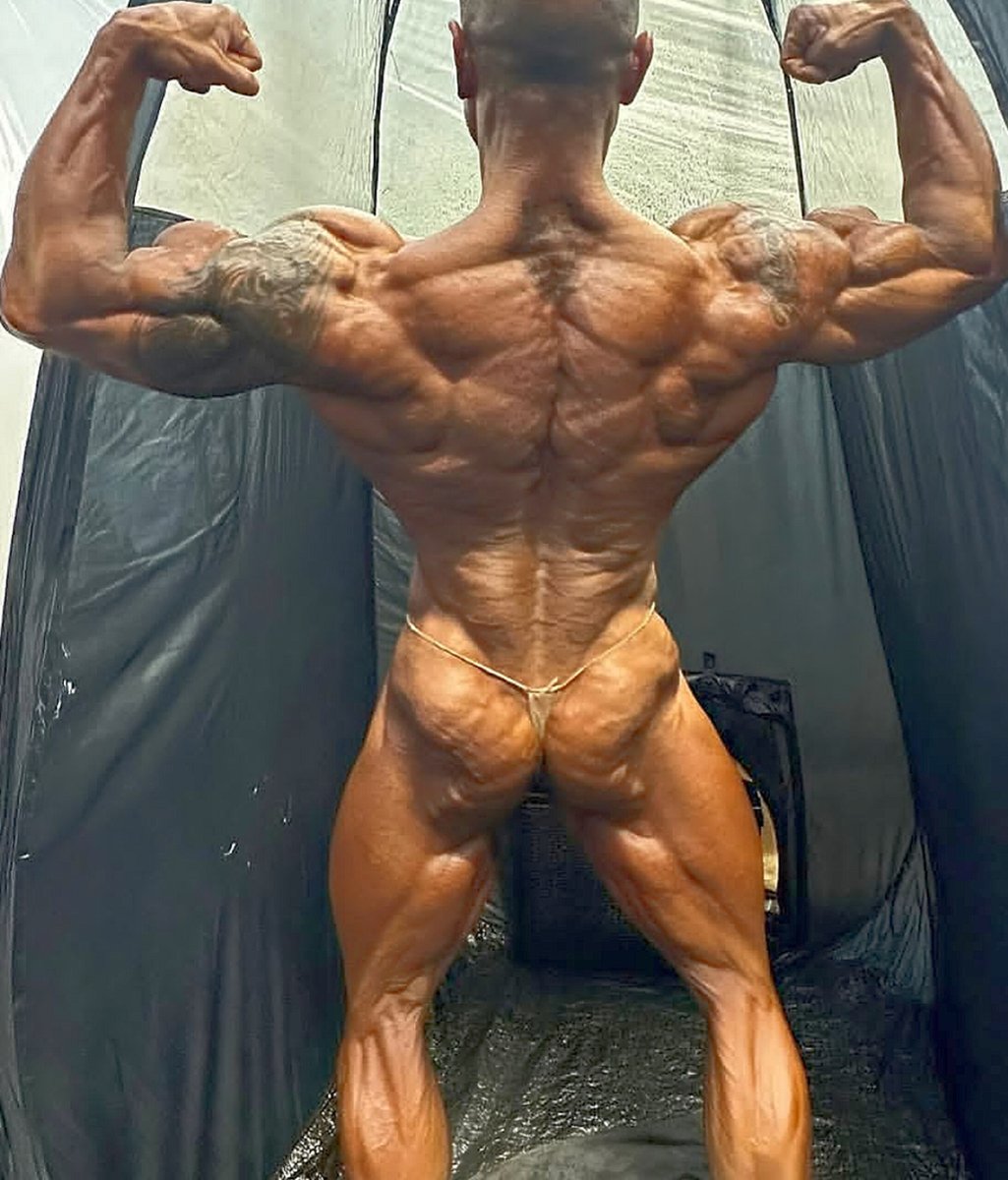 BodybuildersHOT's tweet photo. π https://t.co/CPawkISNyK
#bodybuildingbackstage #tanningsession #bodybuilding #culturismo #palestrato #culturista #tan #bronzed #backstage #muscles #bodybuildingtan #protan #ifbbpro #bodybuilder #tannedmuscles https://t.co/2j3garGo69