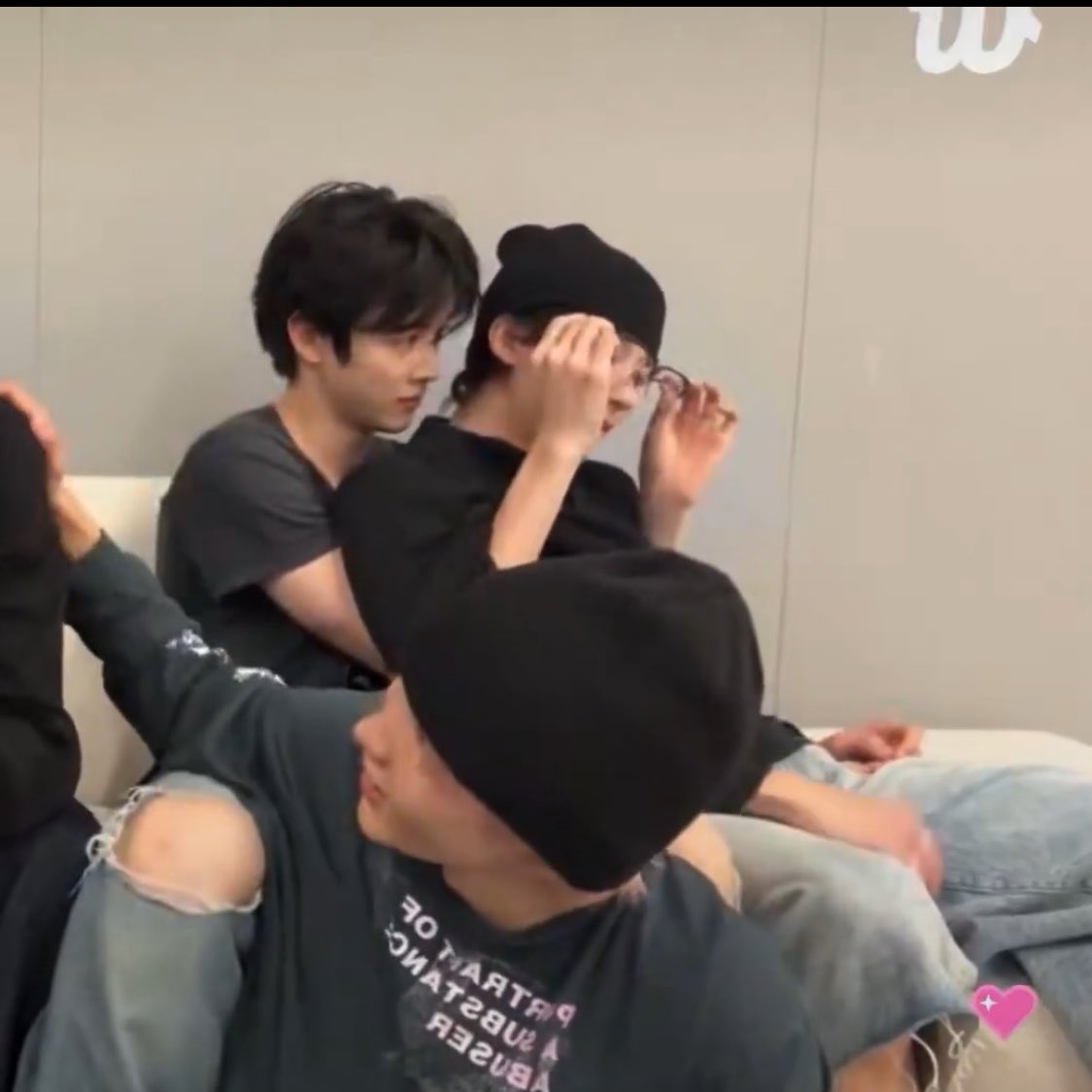 sungchanftmd's tweet photo. Im so annoyed GET A ROOM PLEASEEEE https://t.co/QsOwSgm9bL