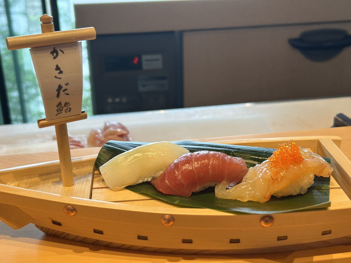 aisyo0225's tweet photo. 丸の内デビュー🍣
担当は去年と同じ男の子☆
新宿でもお会いして 丸の内でも会えた😊
今まで生きてきた中で1番美味しいお肉に出会えました♡
神戸牛も鮨も変わらず最高です🍣
また行きます😊 https://t.co/dhFXVurNeH