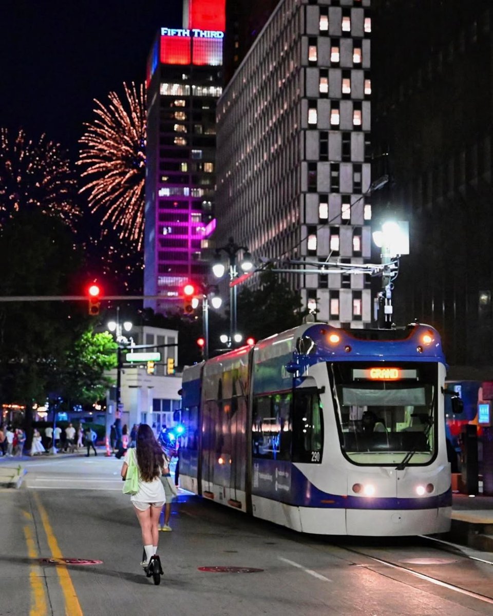 qlinedetroit's tweet photo. Happy Fourth of July, Detroit! 🇺🇸

Whether you're spending the day with family, meeting friends downtown, or taking in everything the city has to offer, we hope you have a fun and safe holiday.

Thanks for riding with the QLINE. https://t.co/YK1hr9LDqf