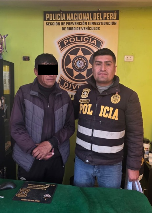 Regpol_Puno's tweet photo. #Puno📸 | Efectivos de la Sección de Prevención e Investigación de Robo de Vehículos #Juliaca intervinieron un vehículo implicado en el hurto de una motocicleta y la captura de una persona de 47 años, quien presentaba una requisitoria vigente por el delito contra el patrimonio. https://t.co/gcPG56jj4j