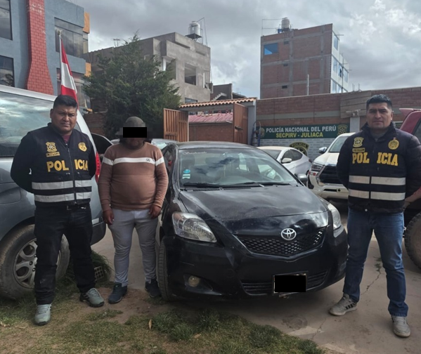 Regpol_Puno's tweet photo. #Puno📸 | Efectivos de la Sección de Prevención e Investigación de Robo de Vehículos #Juliaca intervinieron un vehículo implicado en el hurto de una motocicleta y la captura de una persona de 47 años, quien presentaba una requisitoria vigente por el delito contra el patrimonio. https://t.co/gcPG56jj4j