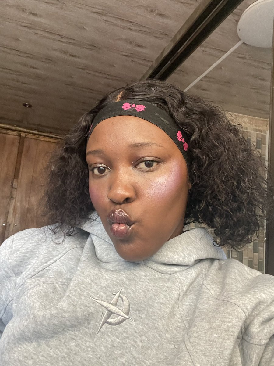 Paleesssaaaa's tweet photo. My little sister said she likes my today’s look. 😘 https://t.co/2EeKFXo2ua