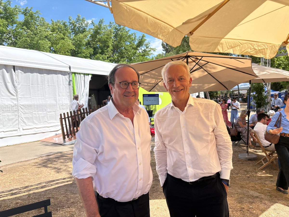 PatrickMartin_1's tweet photo. Heureux d’avoir échangé avec le Président @fhollande et de lui avoir remis notre ouvrage Cartes sur table.

Un diagnostic clair, documenté, sans résignation : la France dispose d’atouts considérables, à condition de libérer l’investissement, la production, l’innovation et le travail.