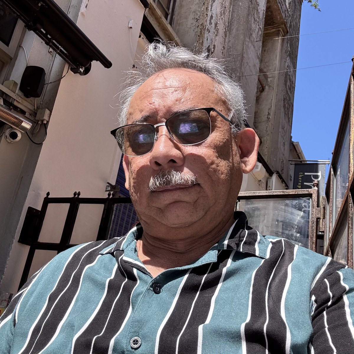 Mickmannnn's tweet photo. G’day mates! Hope everyone’s having a glorious Saturday. I’m not sure what pueblo I’m in atm. But who cares. No one’s looking for me. ☮️😎 https://t.co/u1sZi27Dgs