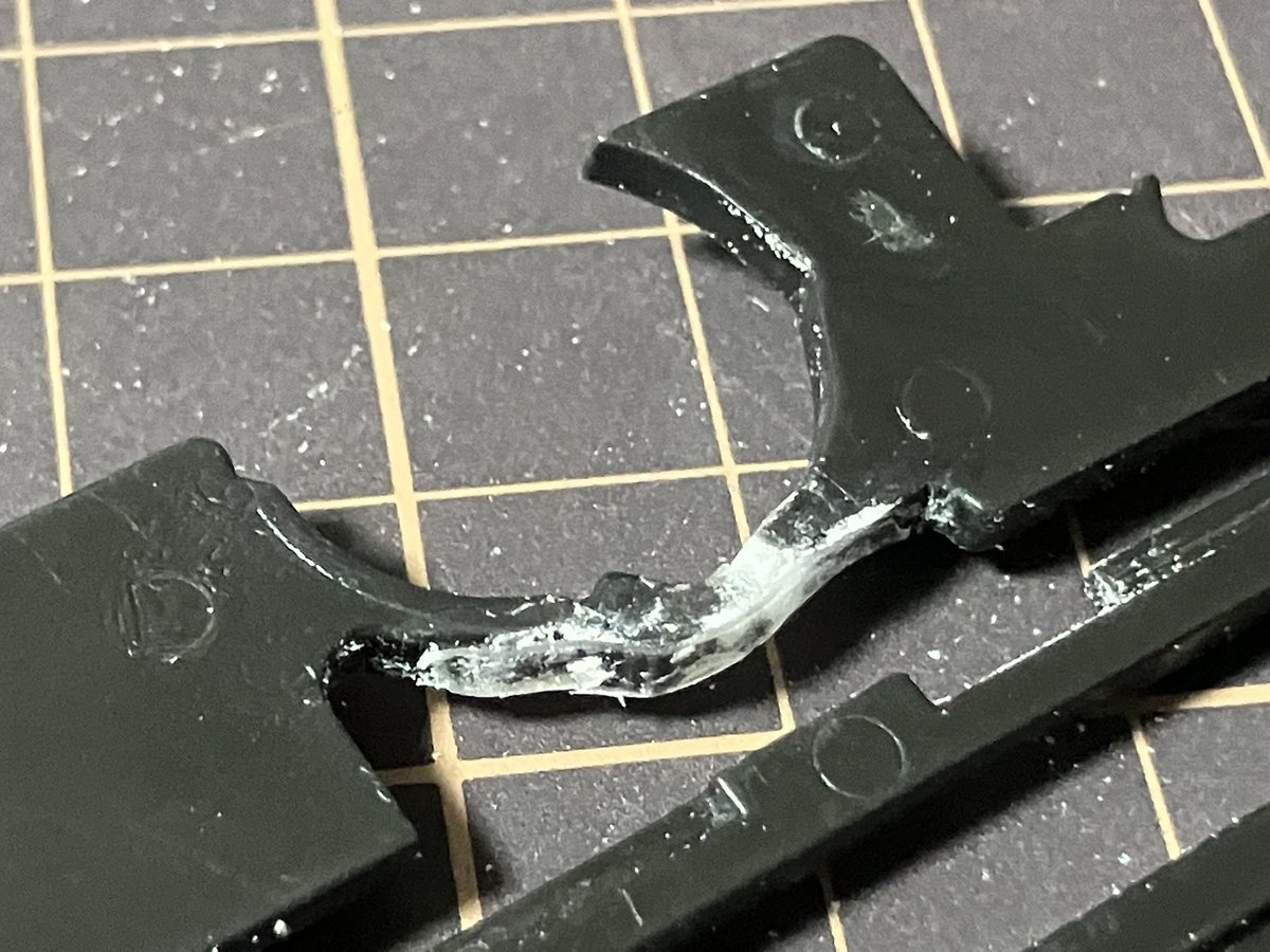 hatch128's tweet photo. セレクタープレートの3Dプリントの話は別でするとして、オリジナルもやっぱり折れたので再度対策を考える。
今度は、薄いポリ板をホールの上ブリッジに重曹＋瞬間接着剤で貼り付けて補強する作戦。見栄えは悪いが、強度はイイカンジ。コレでしばらく運用してみよう。 https://t.co/TutYyVAAKG
