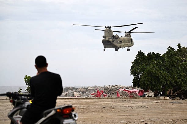 FAV_CLUB's tweet photo. 🇺🇸🇻🇪| Helicóptero Boeing CH-47F Chinook del Ejército de los Estados Unidos, operando en la zona afectada por el terremoto en Caraballeda, Venezuela, 3 de julio de 2026.

📷 Juan Barreto / AFP https://t.co/A8Vy5Leyjf