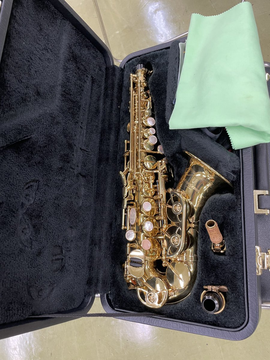 iwatsukisui's tweet photo. 本日の岩吹は定期演奏会も終わり、秋冬のイベントに向けて候補曲の音出しをしました🎵

とこで写真のヤナギサワさんの🎷サックスはソプラノなんだそうです…
って？え❓先端曲がってますよ⁉️
珍しい楽器を見せていただきありがとうございます♪😊 https://t.co/BHR8RCZz3k