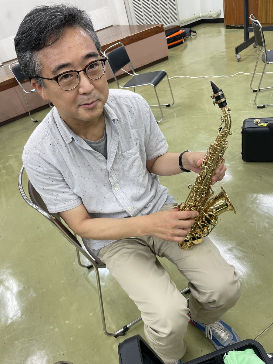 iwatsukisui's tweet photo. 本日の岩吹は定期演奏会も終わり、秋冬のイベントに向けて候補曲の音出しをしました🎵

とこで写真のヤナギサワさんの🎷サックスはソプラノなんだそうです…
って？え❓先端曲がってますよ⁉️
珍しい楽器を見せていただきありがとうございます♪😊 https://t.co/BHR8RCZz3k