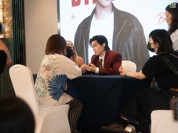Bibleinterfc's tweet photo. Photos taken by Bible's company 

BIBLE FANSIGN IN SHANGHAI  #BibleShanghai1stFansign https://t.co/frVOOhwJep