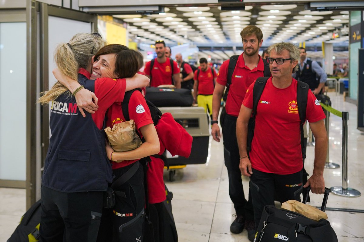 ComunidadMadrid's tweet photo. ⛑️ En el equipo del #ERICAM que trabajó en Venezuela participaron efectivos de #BomberosCM, sanitarios del #SUMMA112, guías caninos de la @ESDP_esp y sus cuatro perros.
👉 Además de dos bomberos de @MADRID especialistas en análisis de estructuras.
#MadridConVenezuela
+Info: https://t.co/iCxfZZubKq