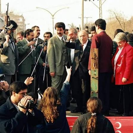 sncr018's tweet photo. @ixbaran_3595822 Senin gibi teröristlerin zoruna gidiyor ama bak bu resim,
Başbuğ Alparslan TÜRKEŞ'in MHP Diyarbakır Mitinginden - yıl 1995.
MHP'yi gitmek istediği bir yere sokmayacak güç henüz icat edilmedi. https://t.co/nxs4UCD7yr